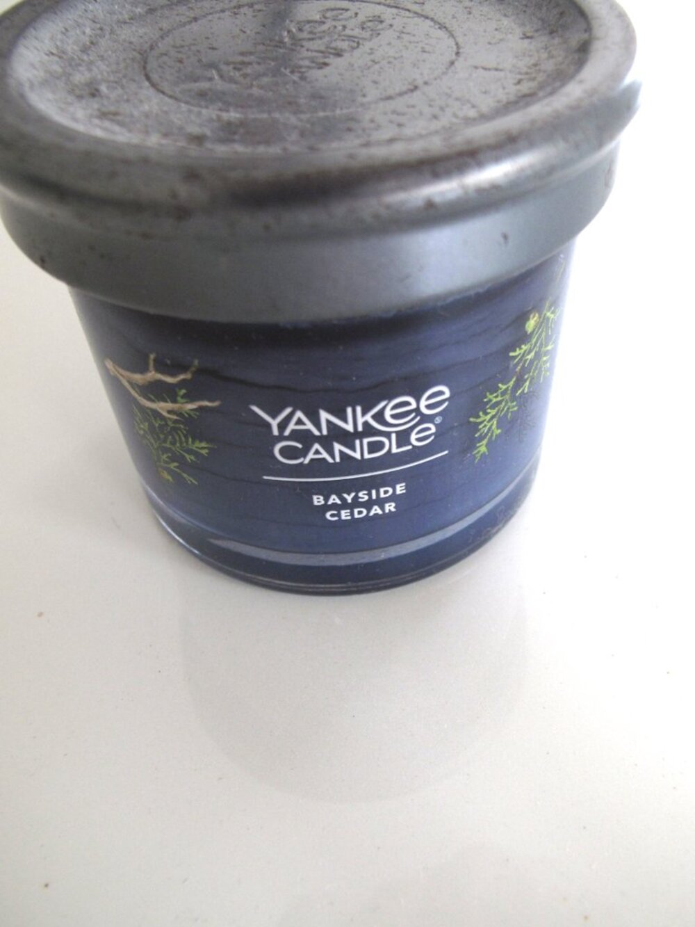 YANKEE CANDLE Bayside Cedar AROMA 4.1 OZ BLUE  AROMATIC accent for HOME DECOR